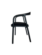 Helix eetkamerstoel van massief hout met vloeiende lijnen en ergonomisch ontwerp, tijdloos en elegant design